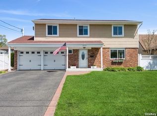 3879 Darby Ln, Seaford, NY 11783