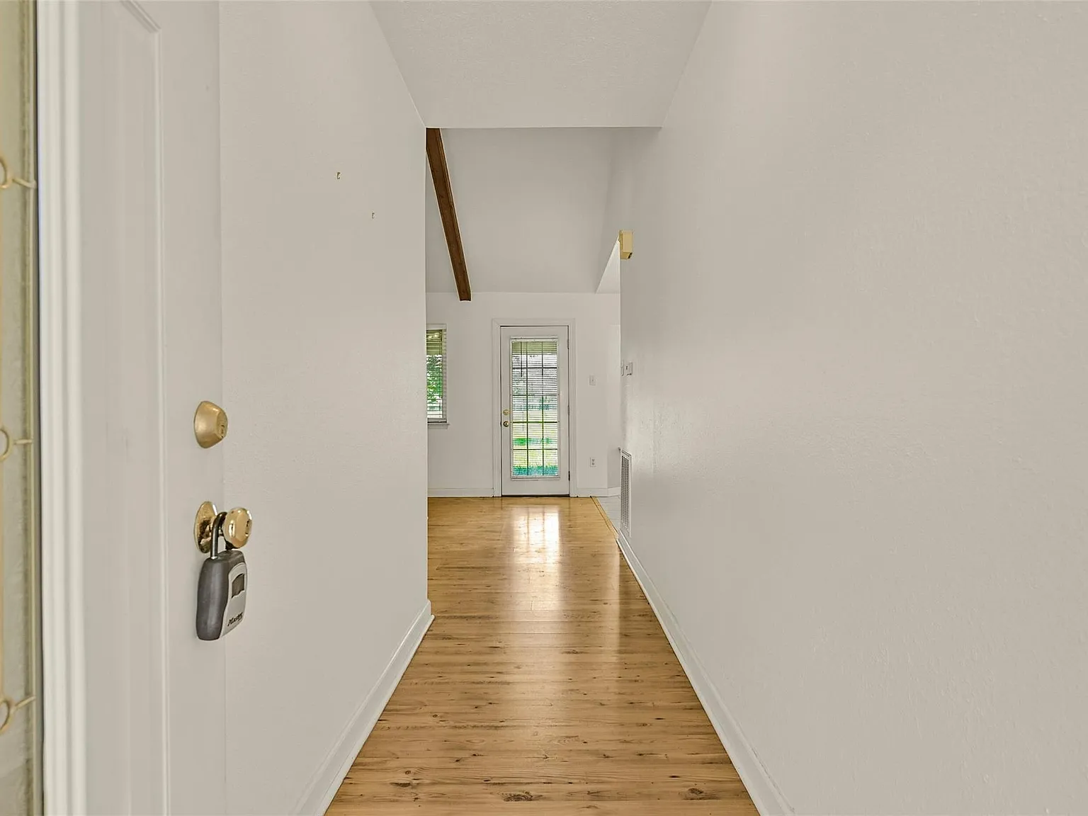 3 bed, 2.0 bath, 1407 sqft, $2,100 — Photo 4