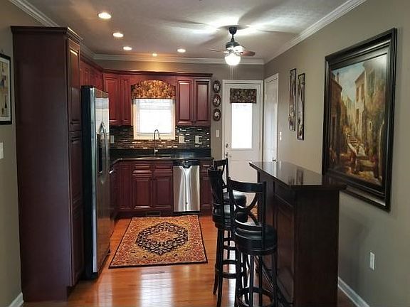 3rd image of 14593 Helen Ln
