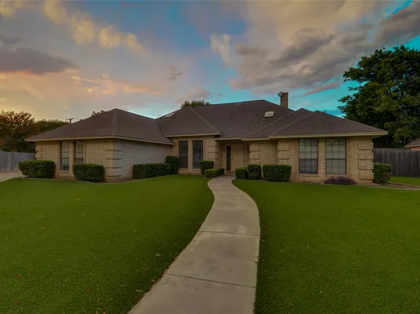 8240 Saddlebrook Dr, Benbrook, TX 76116