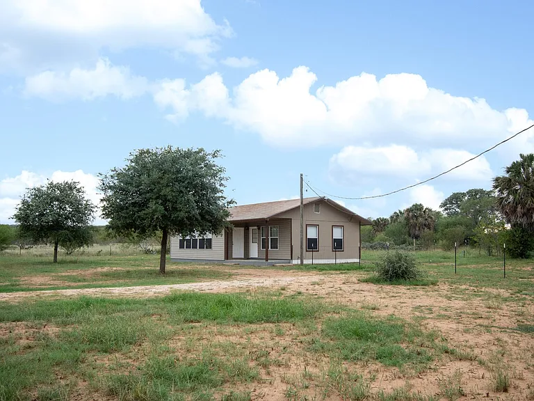 12525 N Interstate Highway 35 — Photo 3