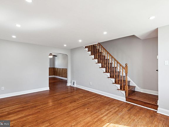 3rd image of 1127 Oakwood Dr