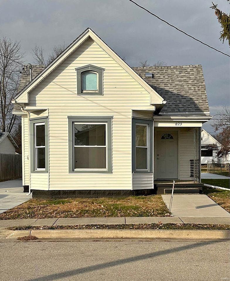 823 W Adams St, Taylorville, IL 62568 Zillow