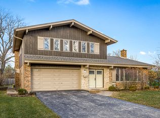 26 Greenbriar Dr, Deerfield, IL