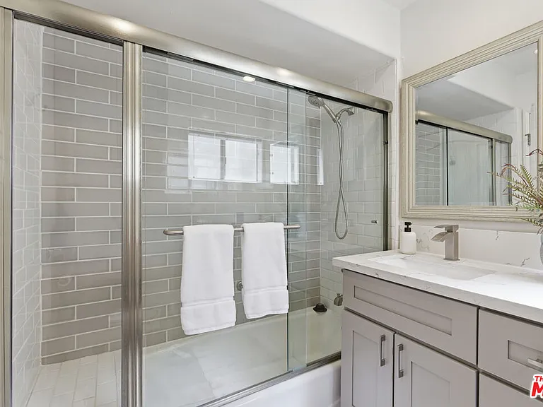 11110 Camarillo St #122 — Photo 19