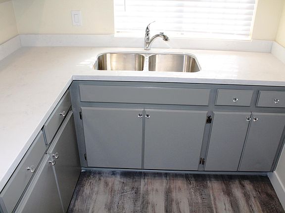 5th image of 1633 Stanley Ave APT 102