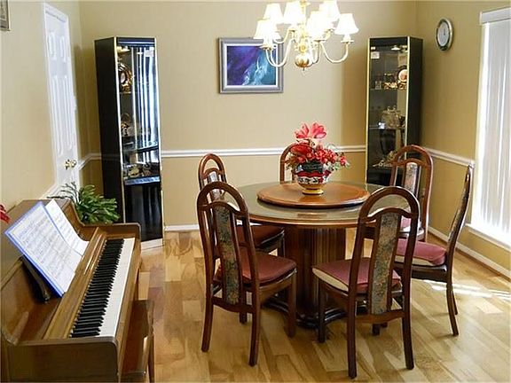 3rd image of 3002 Bluegrass Ct