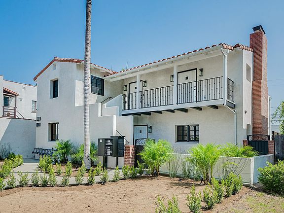 3rd image of 1016 S Hayworth Ave