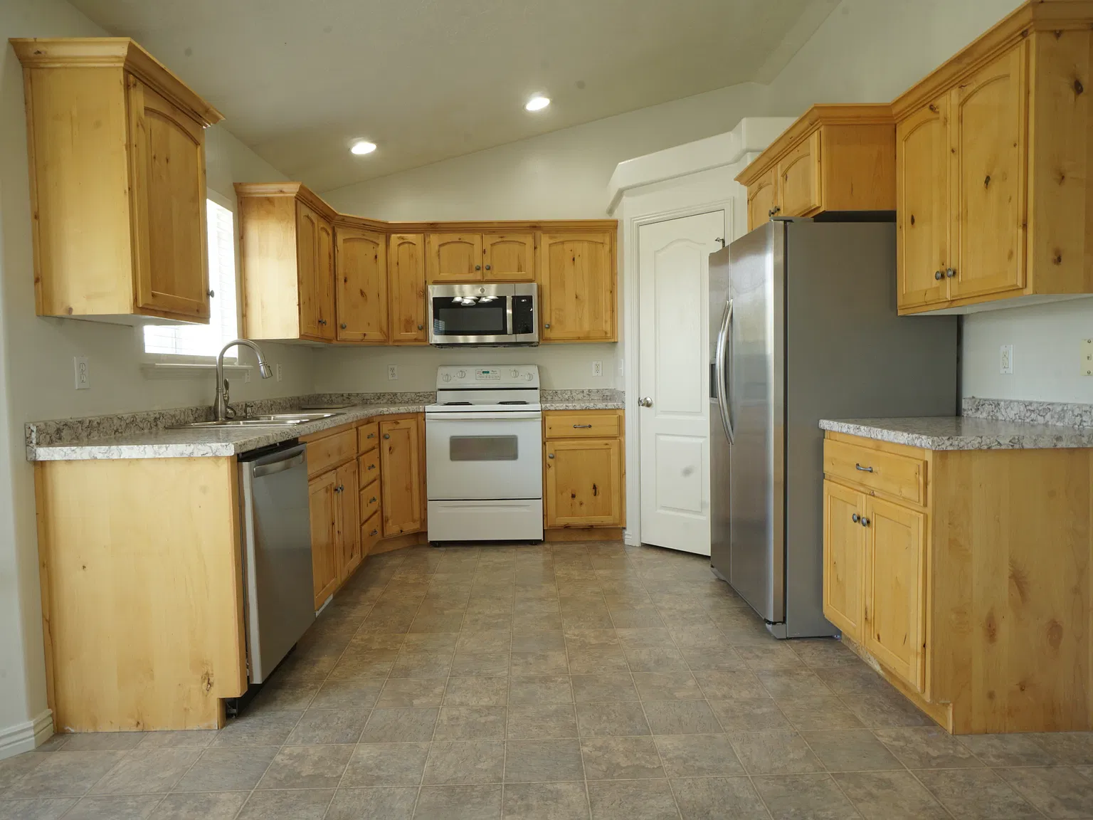 5 bed, 2418 sqft, $2,100 — Photo 2