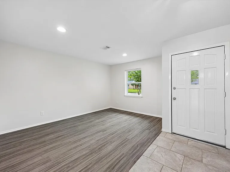 5850 Southminster Dr — Photo 2