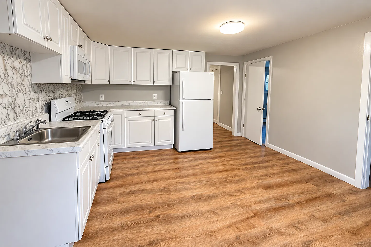 3 bed, 900 sqft, $2,550 — Photo 1