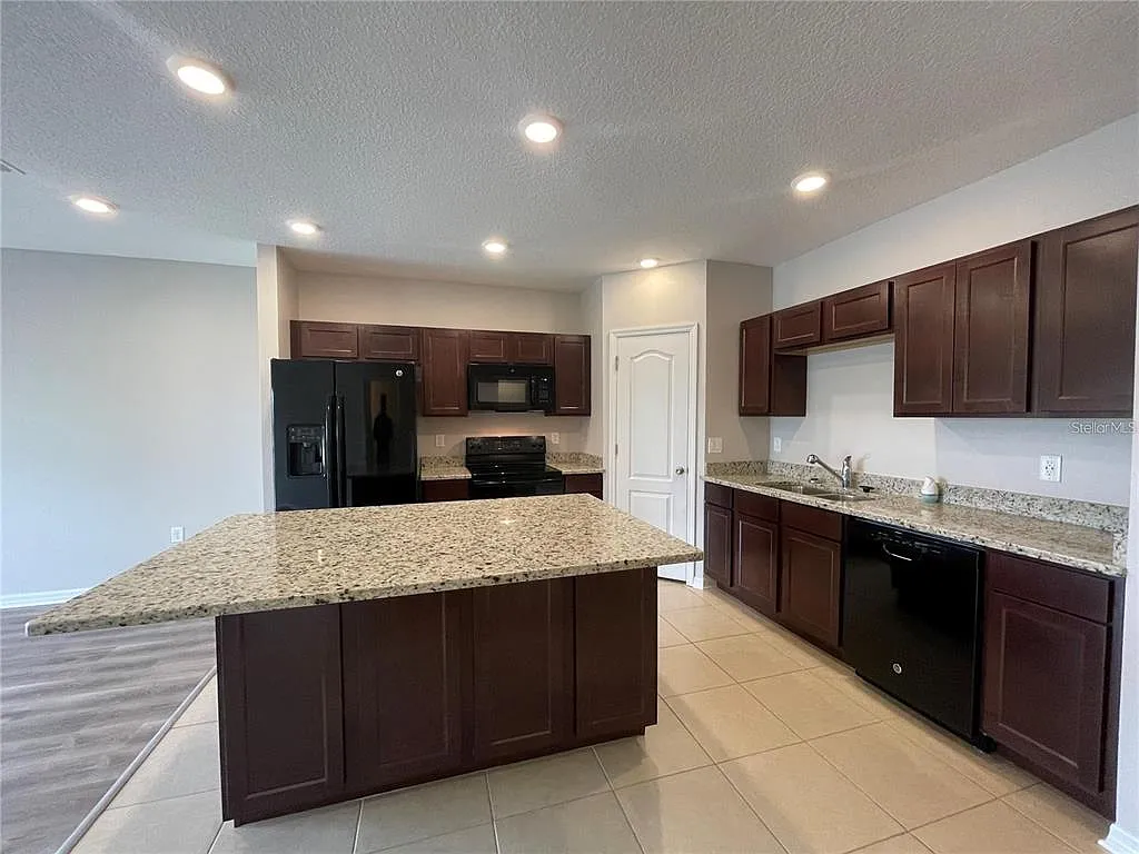 3 bed, 2.5 bath, 1633 sqft, $1,895 — Photo 3