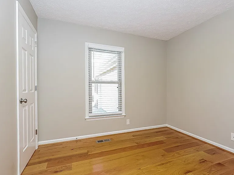 225 Richmond Dr — Photo 12