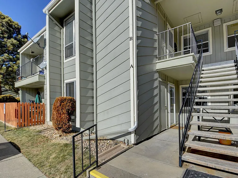 2330 E Fremont Ave #A19 — Photo 2