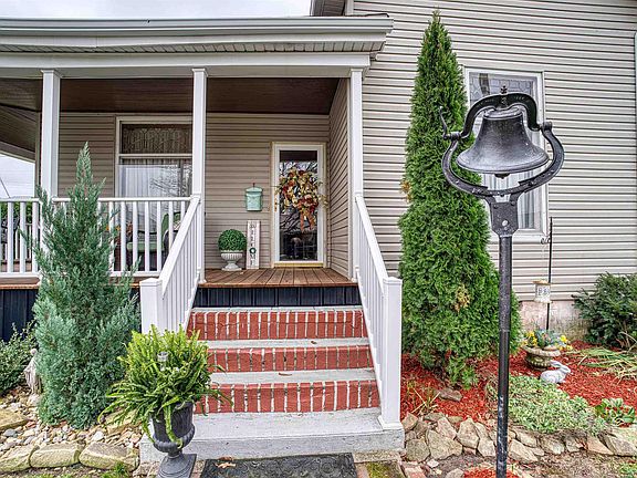 3rd image of 103 E Poplar St