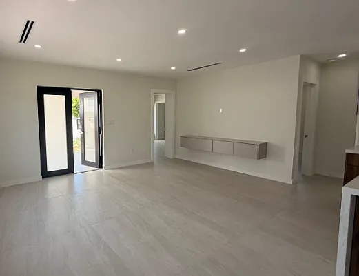 3 bed, 2.0 bath, 1066 sqft, $4,900 — Photo 3