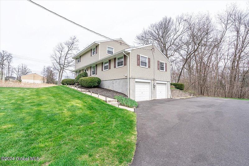 3rd image of 3 Bayberry Drive