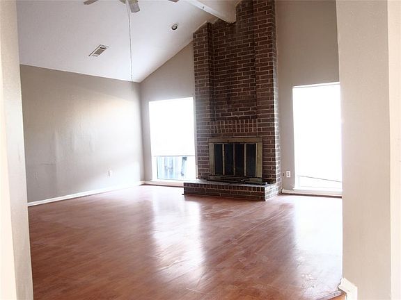 4th image of 526 Meadow Knoll Dr