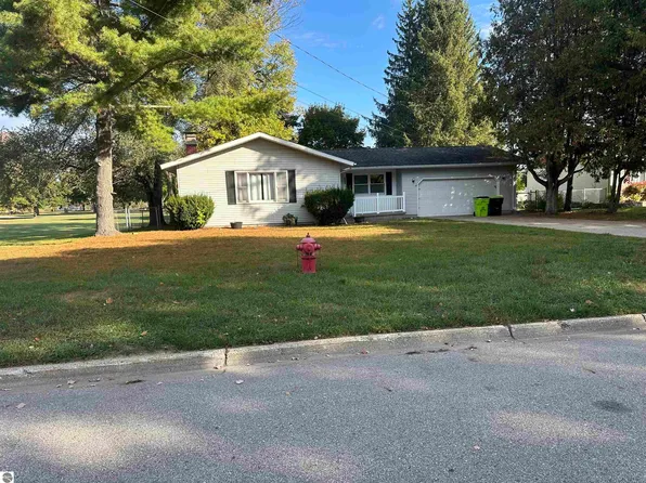 319 Forest Ave, Clare, MI 48617