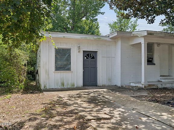 3rd image of 2208 Edgewood Dr