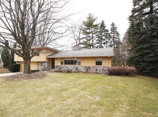 7025 N Lombardy Ct, Fox Pt, WI 53217