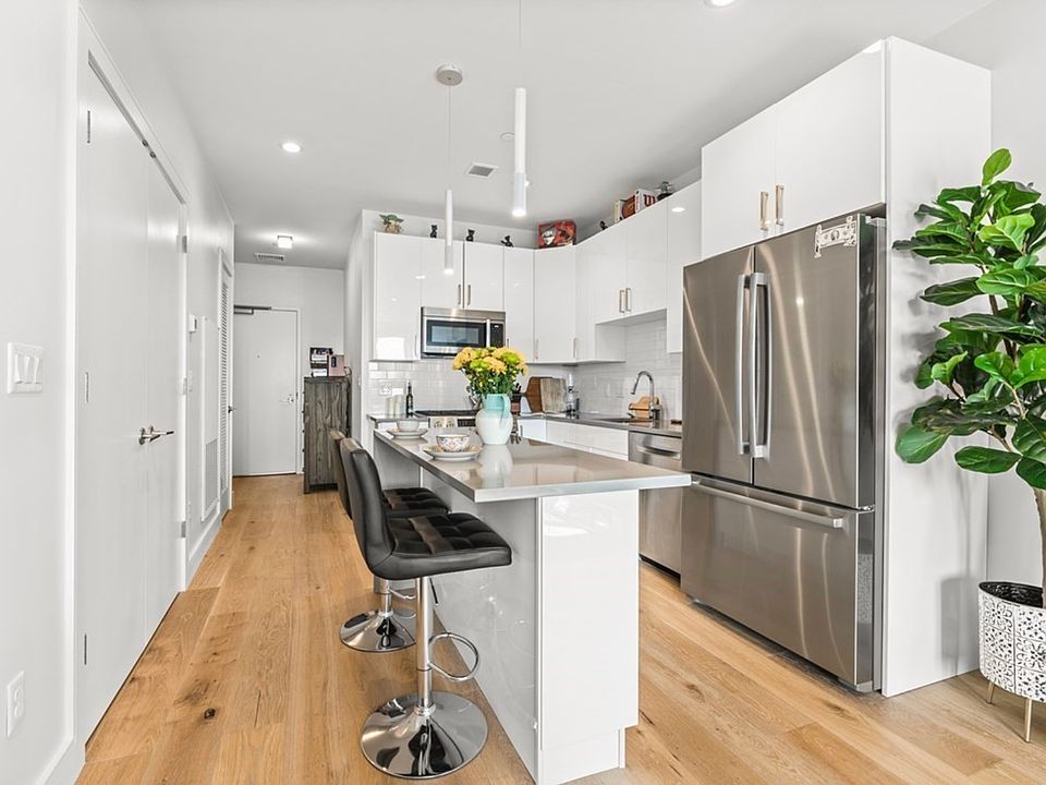 1st image of 420 W Broadway #302