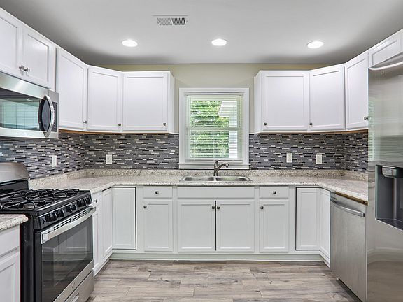 4th image of 2421 Sara Dr NE