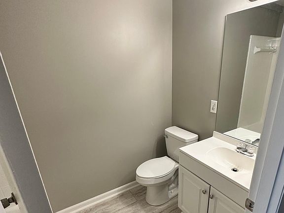 4th image of 100 Westcliff Cir #1