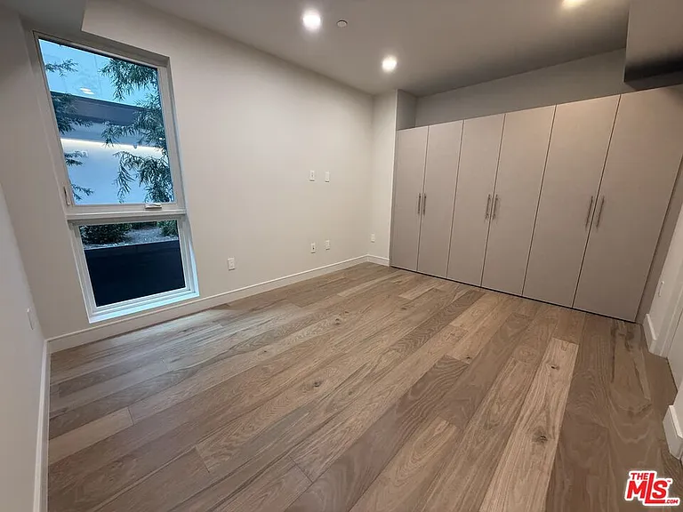 505 S Barrington Ave #106 — Photo 14