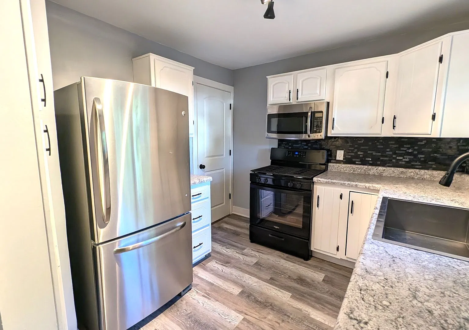 Beautiful Remodeled Home 1135 Holt — Photo 4