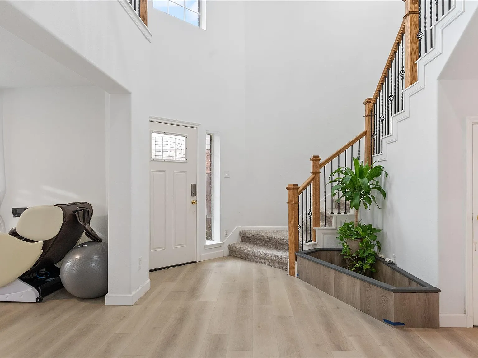 4 bed, 3.0 bath, 2351 sqft, $2,200 — Photo 2