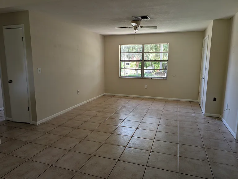 1113 E Lime St — Photo 3