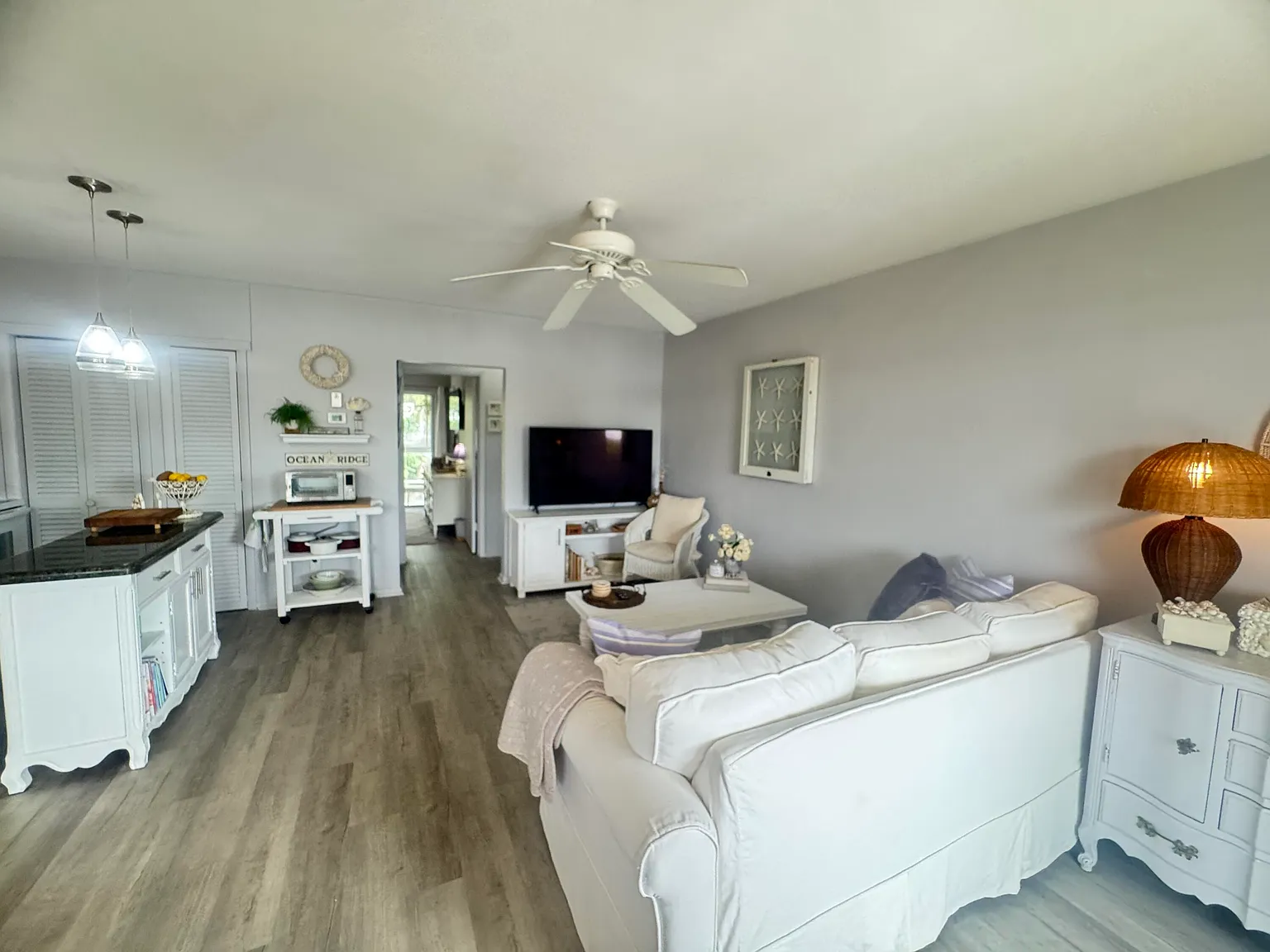 1 bed, 1.0 bath, 639 sqft, $1,950 — Photo 2