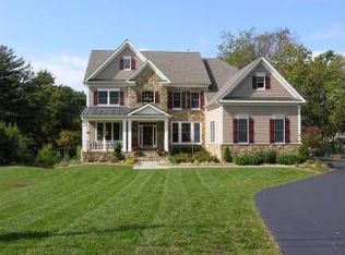 2726 Willow Dr, Vienna, VA 22181