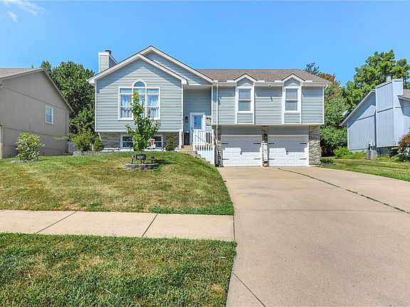 2nd image of 1612 NE Tawny Dr