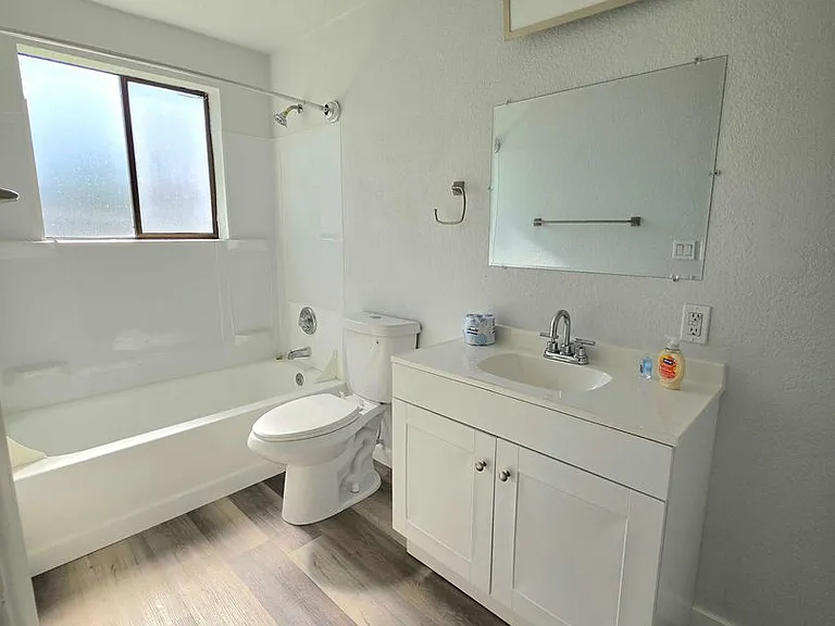 4122 4126 Hoyt Ave — Photo 17