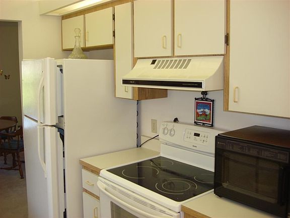 5th image of 819 Island Point Dr