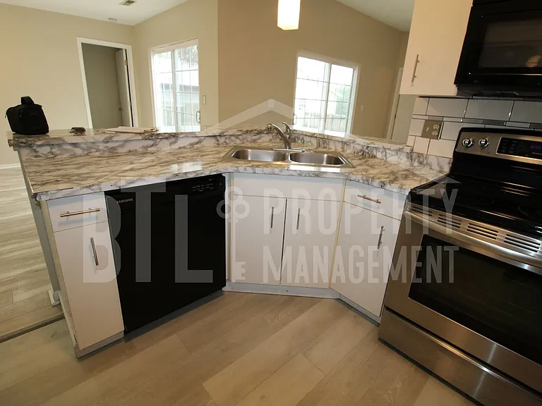 240 Fox Ridge Rd — Photo 14