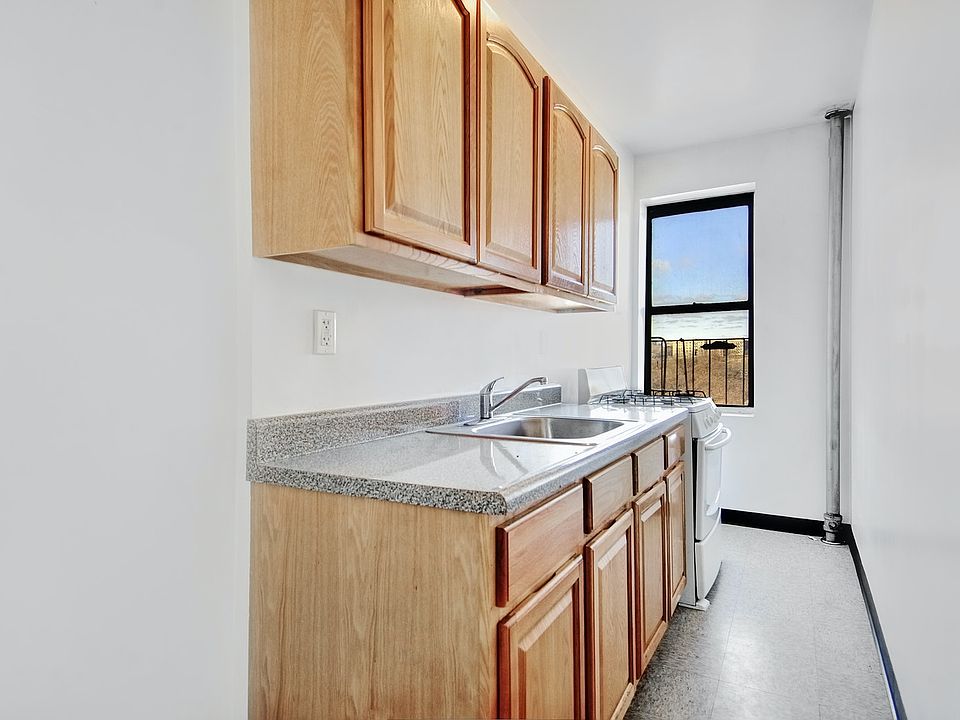 2nd image of 1015 Summit Ave APT 5A