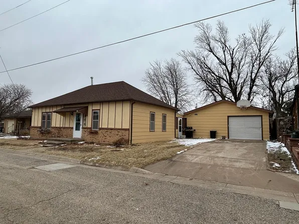 1006 Ash St, Victoria, KS 67671