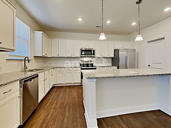3rd image of 130 Hamilton Park Dr