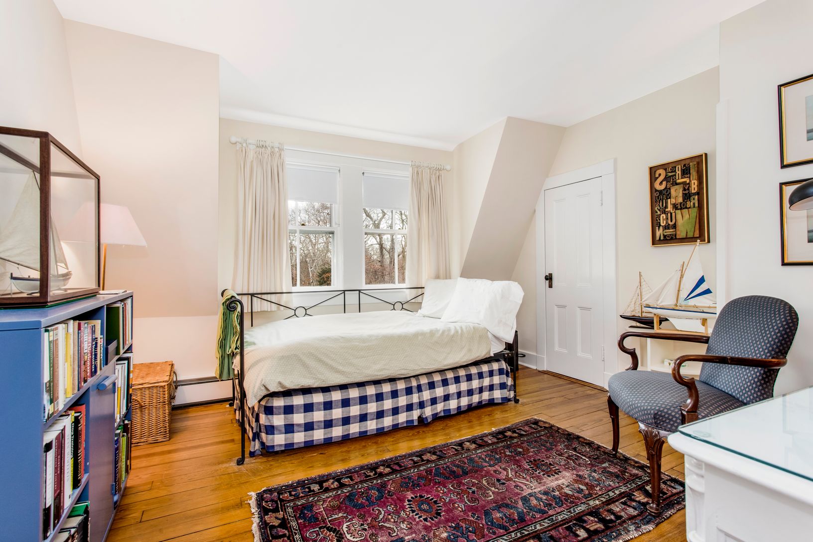 upstairs trundle [queen] bedroom