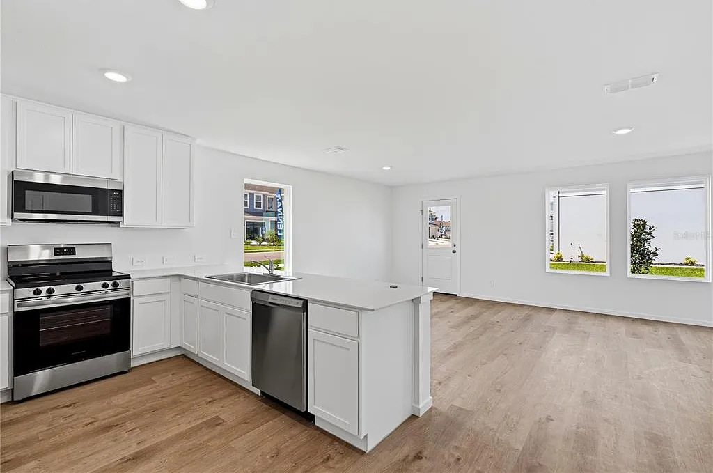 3 bed, 2.5 bath, 1460 sqft, $1,900 — Photo 2