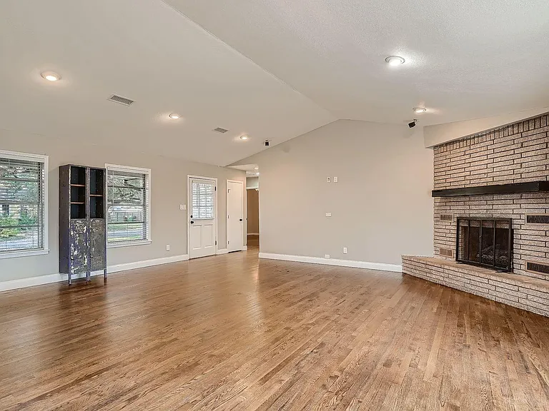 210 College St — Photo 10