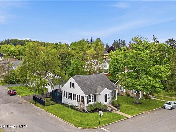 5th image of 11 Greenport Parkway