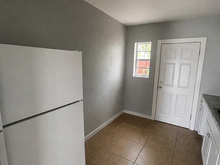 1016 E Lake Silver Dr NE — Photo 2