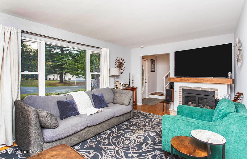 3rd image of 31 Vichy Drive