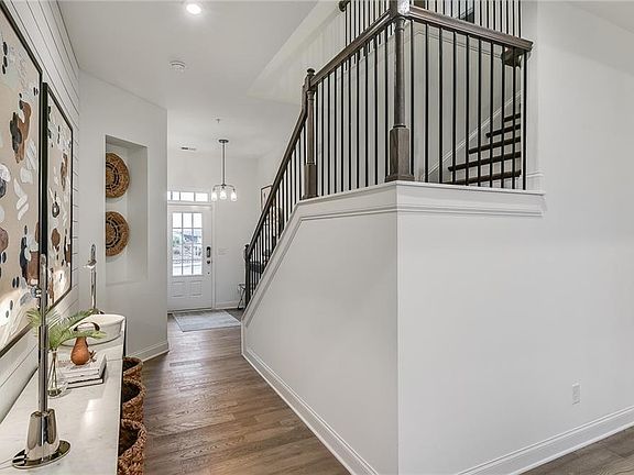 5th image of 610 Astor Way