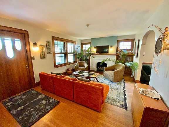 3rd image of 316 Hanover Ct