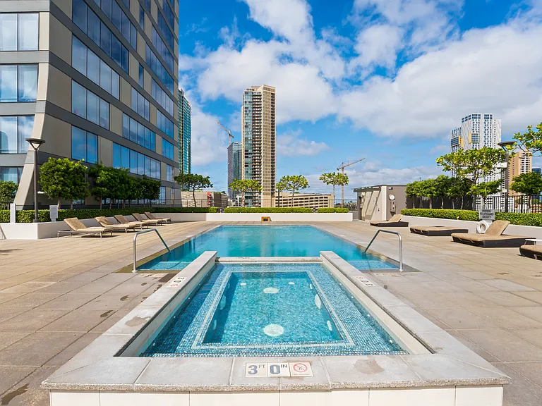 Kapiolani Blvd — Photo 3
